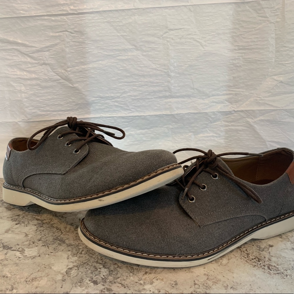 Dress shoes 8.5 lots of life left great condition.